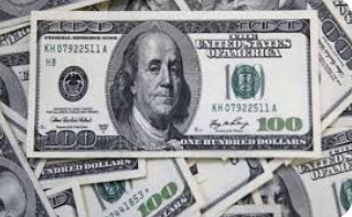 الدولار يتراجع متأثرا بعمليات بيع أسهم