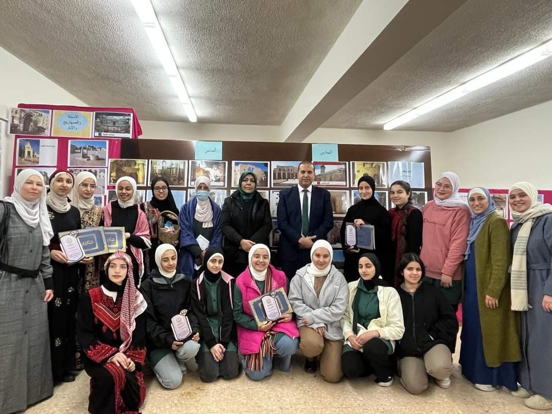 مدير  تربية لواء الجامعة يتفقد مدرسة الأميرة بسمة الثانوية للبنات( BTEC )، ويفتتح معرض أنا أردني و الأقصى مسؤوليتي