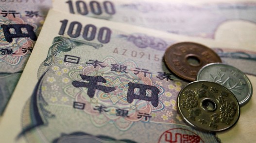 الين يهبط إلى أدنى مستوى في 34 عاما قبل بيانات التضخم الأميركية