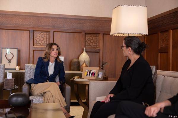 الملكة تستمع من المديرة التنفيذية لمنظمة إنقاذ الطفل لشرح حول أوضاع الأطفال في غزة