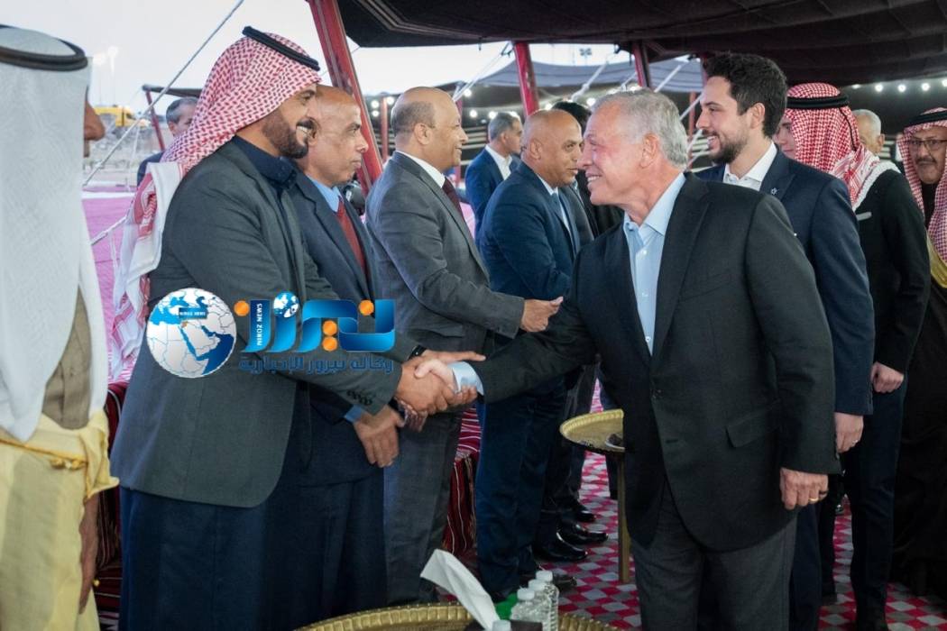 الملك يعرب عن اعتزازه بوجوده بين إخوانه من قبيلة بني صخر...  ترافقه الملكة وولي العهد