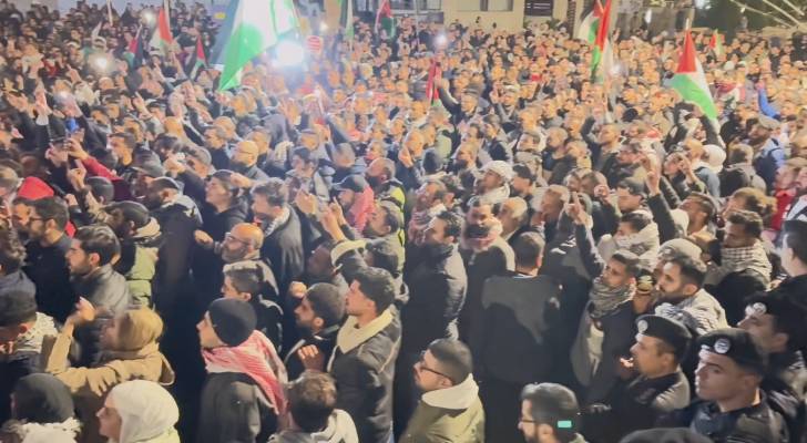 أردنيون يتظاهرون في محيط سفارة الاحتلال بالعاصمة عمان