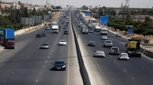 تحويلات سير مؤقتة لغايات تركيب جسر مشاة معدني على طريق المطار السبت