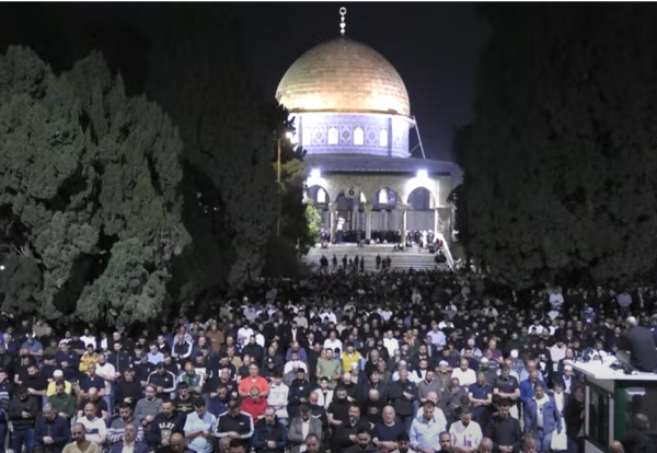 الآلاف يؤدون صلاتي العشاء والتراويح في المسجد الأقصى