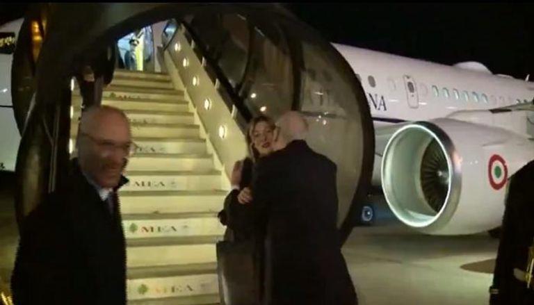 ميقاتي..قبّل امرأة ظن أنها نظيرته الإيطالية
