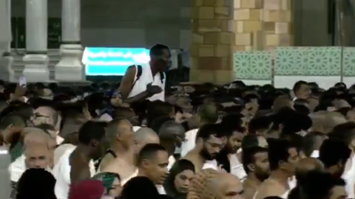 معتمر عملاق في الحرم المكي يثير تفاعلا كبيرا على السوشيال ميديا