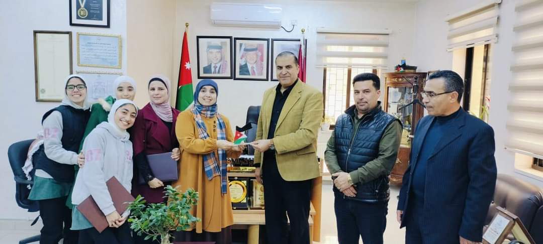 مدير تربية لواء الجامعة يكرم مدرسة الجبيهة الثانوية للبنات لتأهلهم بالمسابقة العالمية في دبي