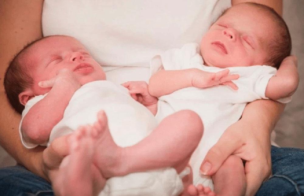 أم تلد توأم بفارق 22 يوماً تدهش الأطباء