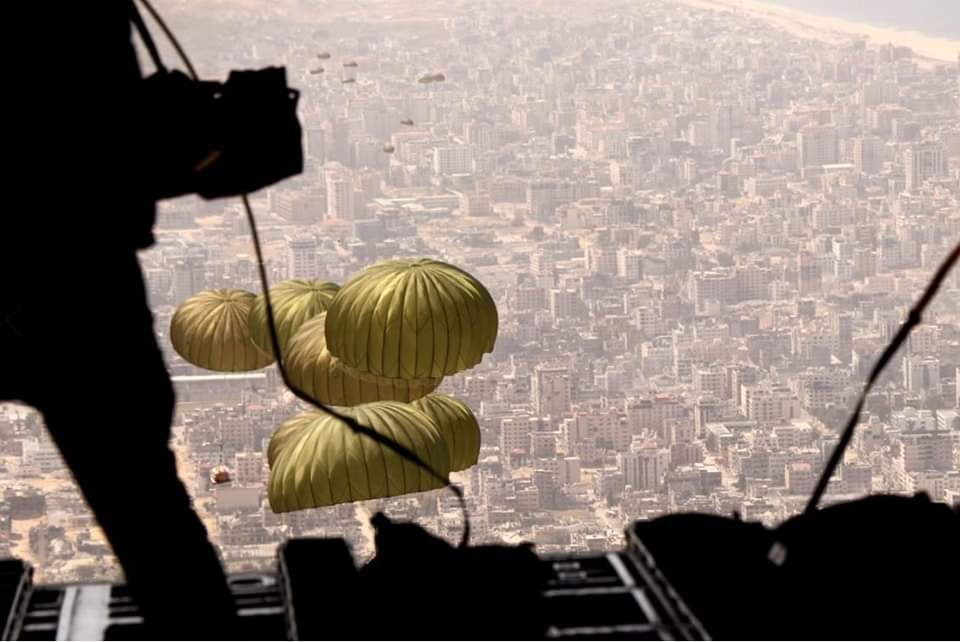 القوات المسلحة الأردنية تنفذ 8 إنزالات جوية على شمال غزة بمشاركة دولية...صور