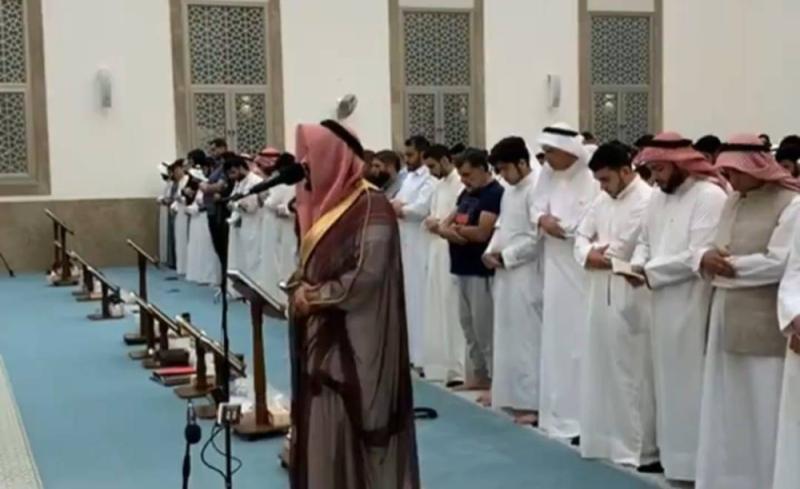 الكويت .. صراخ شخص مسحور داخل مسجد أثناء صلاة التراويح عند قراءة الإمام آية ”وما يعدهم الشيطان إلا غرورا”
