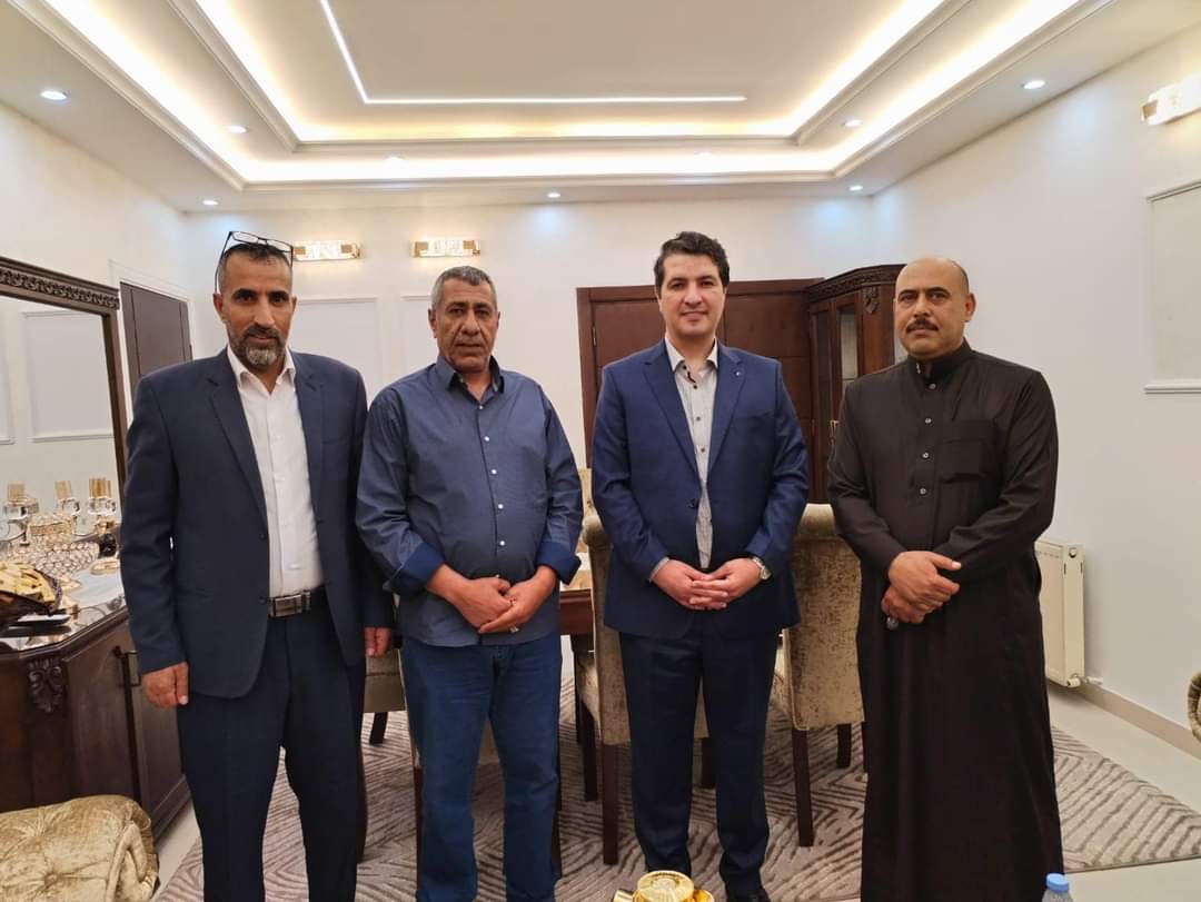 الجحاوشة يسلم جوائز  لثلاثة أشخاص بعد أن قدم وعدًا قبيل  مباراة نهائي كاس اسيا ...صور