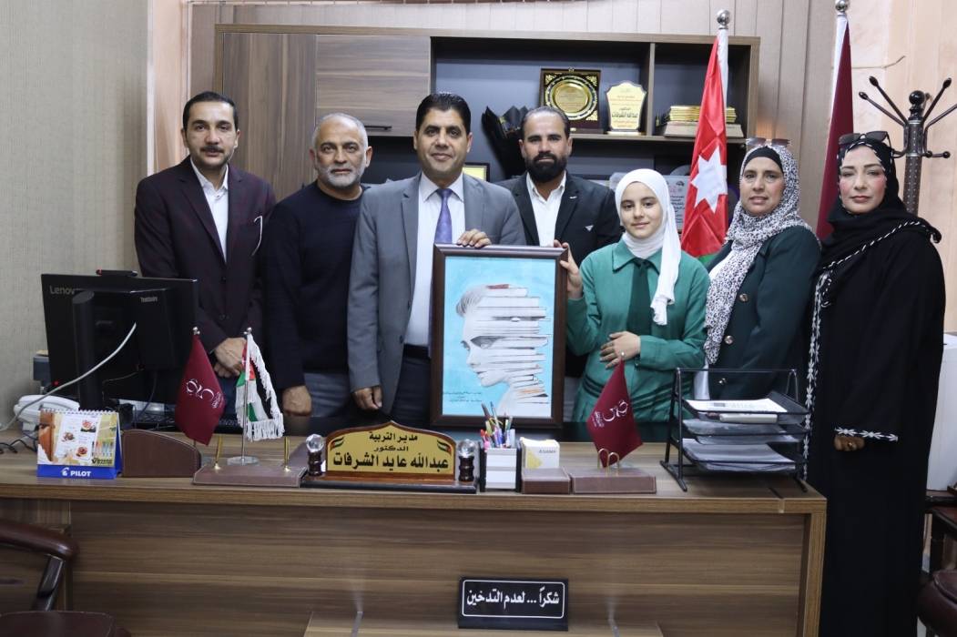 اهداء أحد الاعمال المشاركة في مسابقة الرسم لتحدي القراءة لتربية البادية الشمالية الغربية