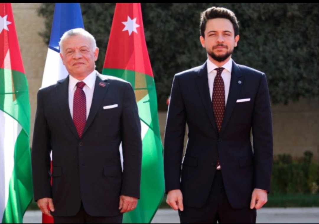 المعيش يكتب  نحن مع جلالة الملك نقف حيث يقف