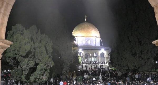 الآلاف يؤدون صلاتي العشاء والتراويح في الأقصى