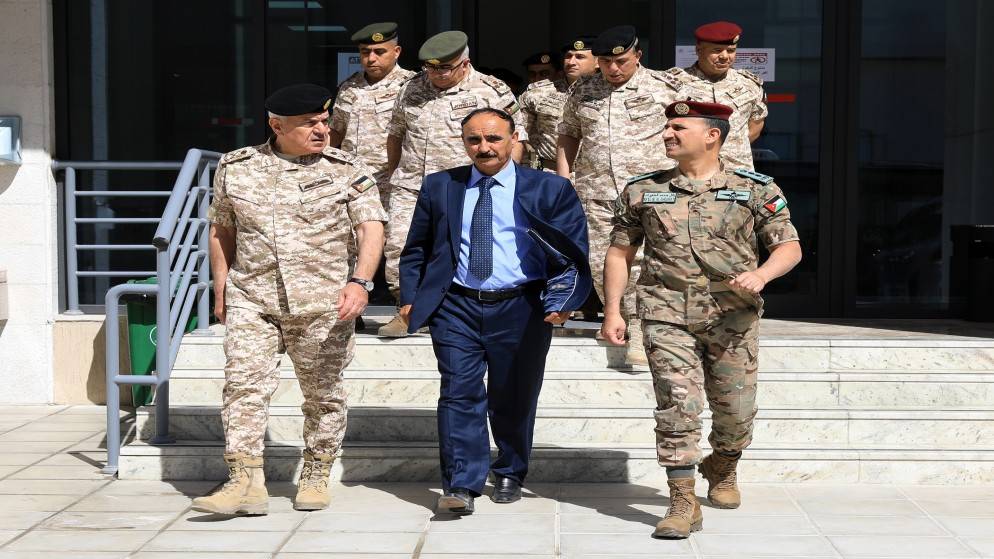 رئيس هيئة الأركان يزور مركز الملك عبدالله الثاني لتدريب العمليات الخاصة