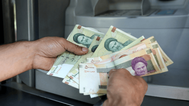انهيار غير مسبوق للريال الإيراني بعد قصف القنصلية