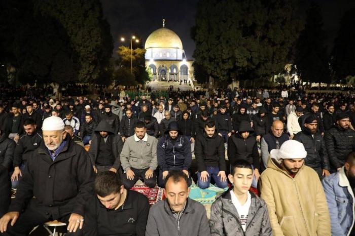 25 ألفا يؤدون صلاتي العشاء والتراويح في الأقصى