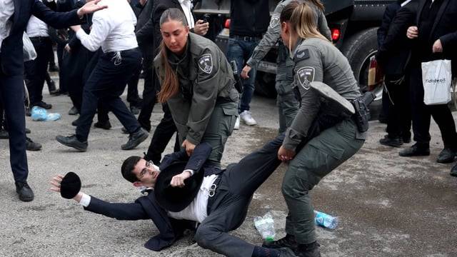 رفضًا للتجنيد.. الحريديم يهددون بإسقاط نتنياهو والصدام مع الجيش