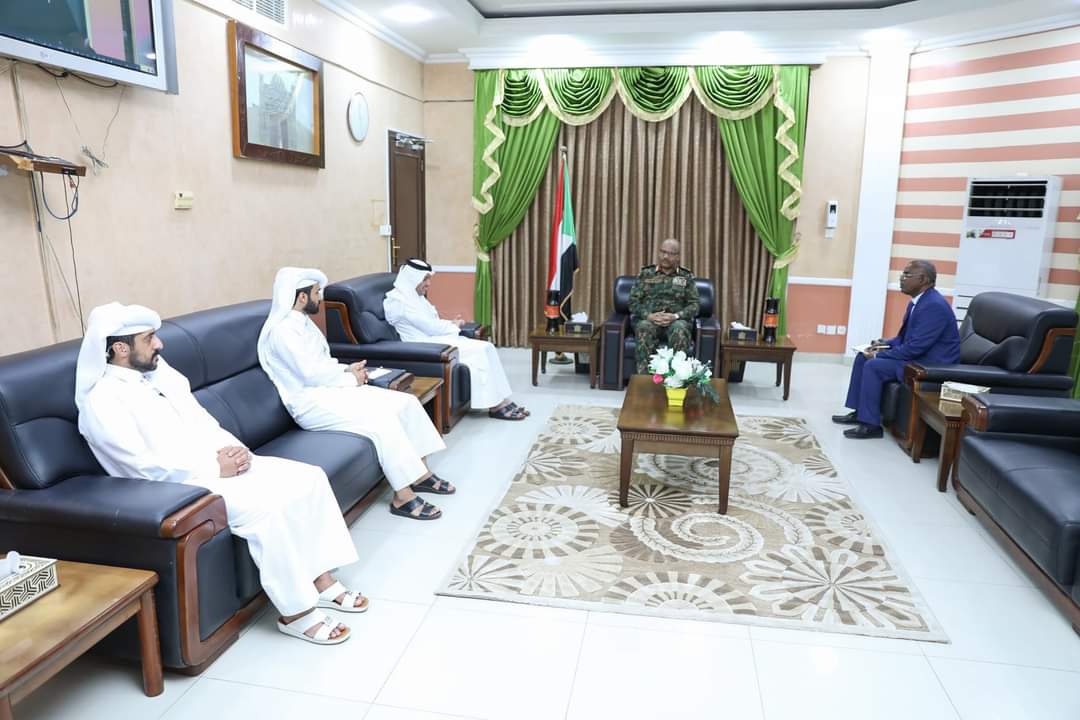 عضو مجلس السيادة الفريق مهندس بحري إبراهيم جابر يلتقي السفير القطري  ...صور