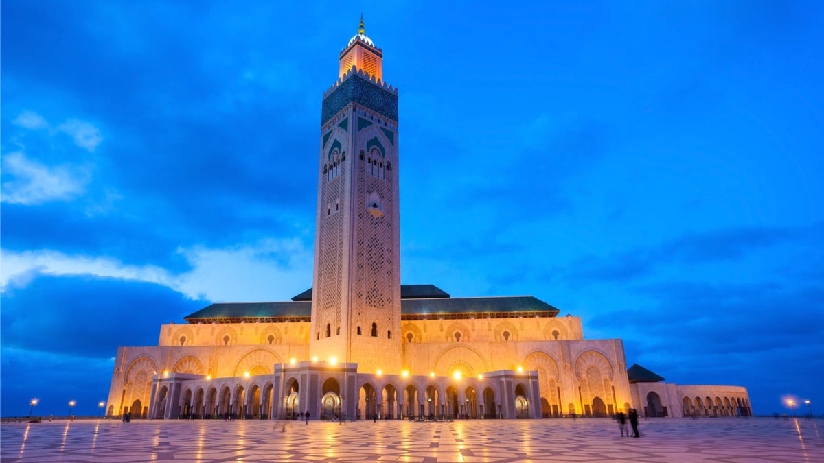 مسجد الحسن الثاني نصف على الماء.. وآخر على اليابس