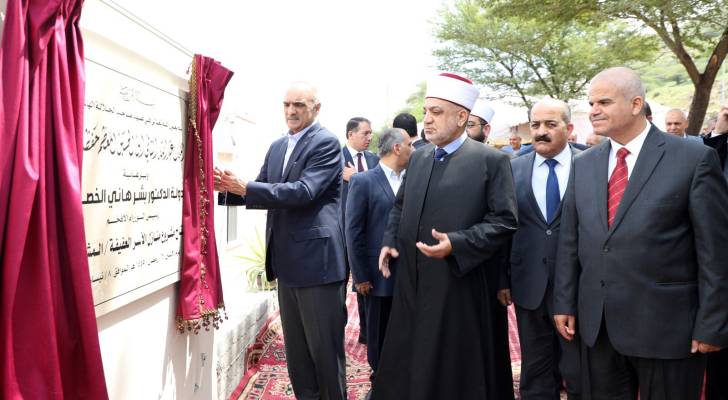 الخصاونة يفتتح مشروع يوفر مساكن للأسر العفيفة في الأغوار