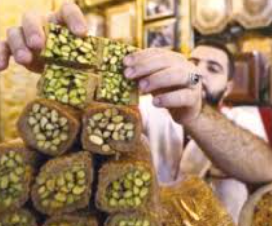 قطاع المطاعم والحلويات يقود حركة السوق المحلي