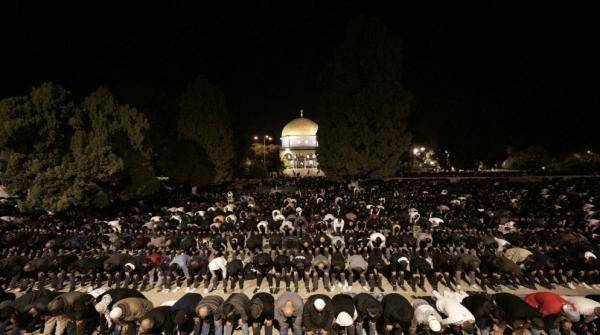 20 ألفا يؤدون صلاتي العشاء والتراويح في المسجد الأقصى