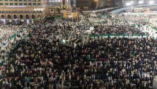 الأمن السعودي يتدخل ..شخص يلقي بنفسه من الأدوار العلوية للمسجد الحرام