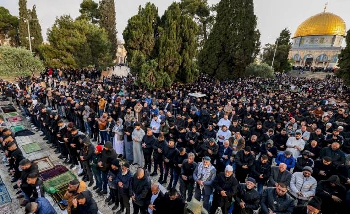 أكثر من 60 ألف مصل يؤدون صلاة عيد الفطر في الأقصى