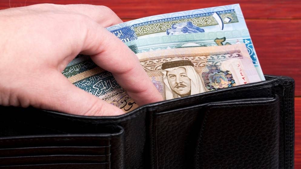 العيدية.. تعزز التواصل بين الكبار وترسم البهجة في نفوس الصغار