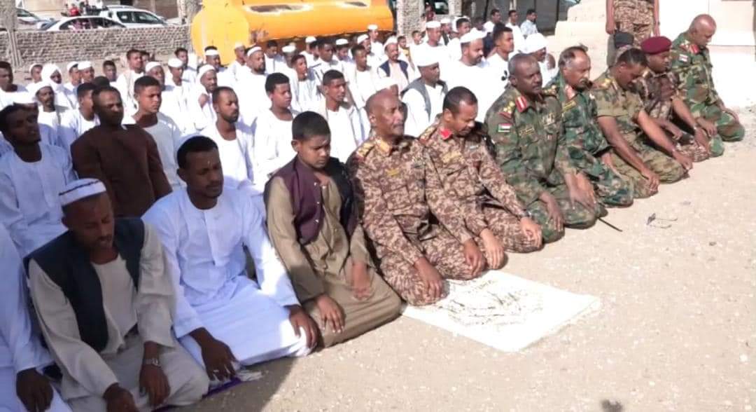 الفريق اول البرهان  يصل القضارف ويؤدي صلاة العيد بمنطقة أم شجرة...صور