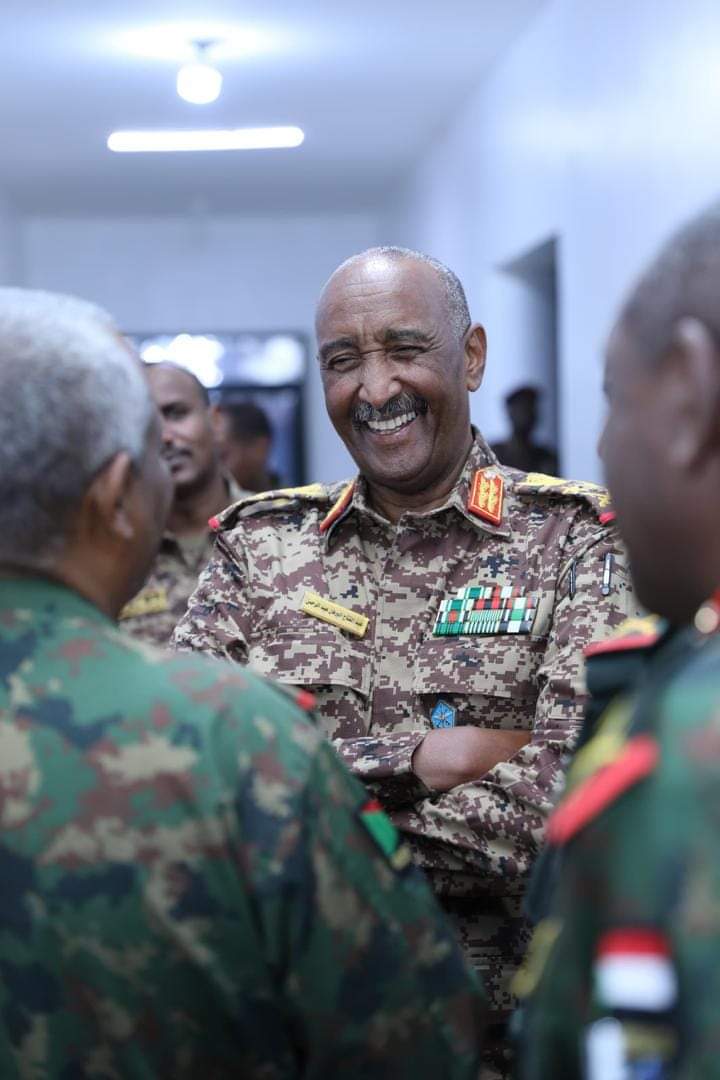 الفريق اول عبد الفتاح برهان يصل أمدرمان...صور
