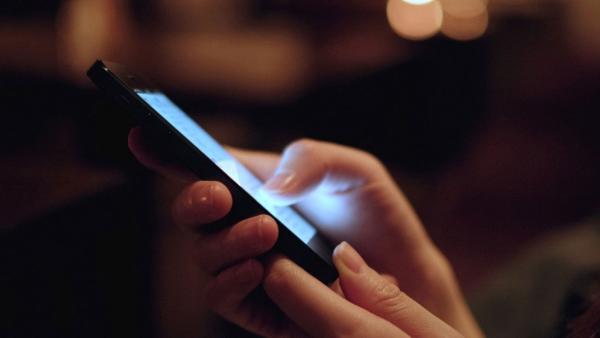 لهذه الأسباب لا تستخدم الهاتف في المرحاض