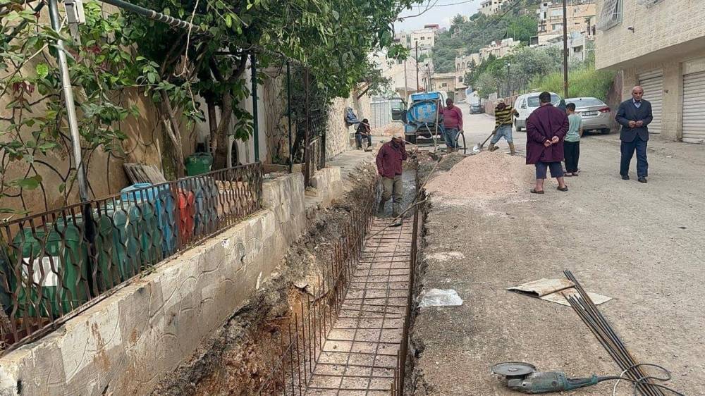 بلدية كفرنجه تستكمل أعمال تطوير نظام تصريف المياه و الطرق