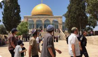 مستوطنون متطرفون يقتحمون المسجد الأقصى المبارك