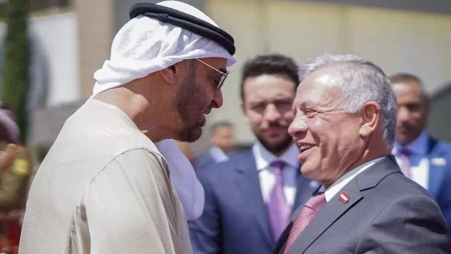 الملك يتلقى اتصالاً من محمد بن زايد