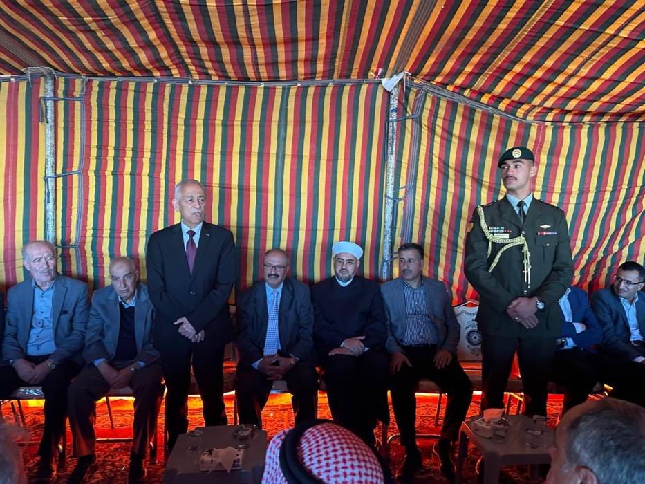 مندوبا عن الملك وولي العهد.... العيسوي يعزي عشيرة البزايعة  محافظة معان....صور