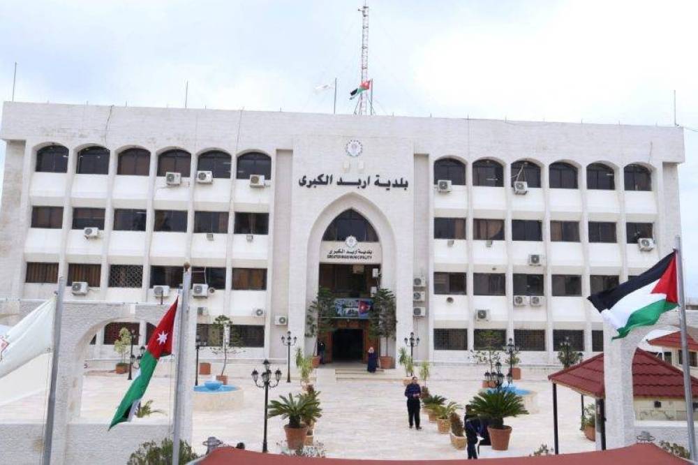 بلدية إربد تؤكد التزامها بنظام المكافآت للموظفين