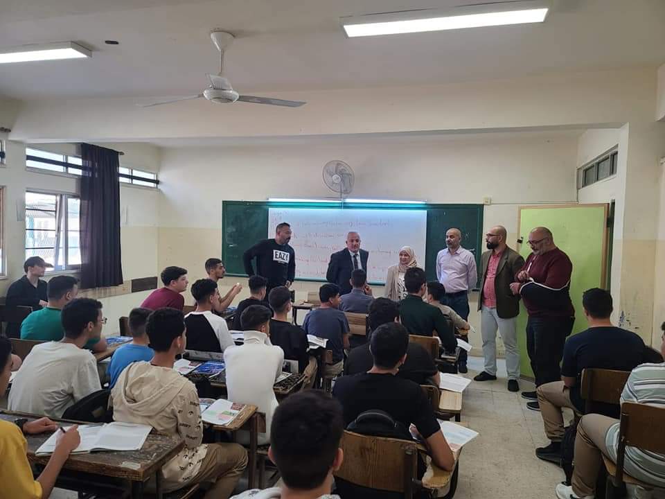 شديفات يتفقد مدارس المديرية لتحديد قاعات التوجيهي...صور