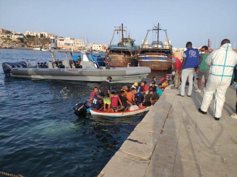تراجع أعداد المهاجرين إلى إيطاليا إلى النصف منذ بداية العام.. وتدفق كبير من دولة عربية