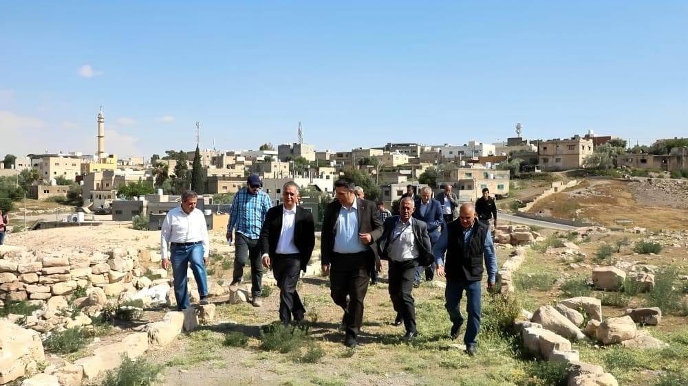 وزير السياحة يتفقد مشاريع تطوير وتأهيل بعض المواقع السياحية في ذيبان ومكاور