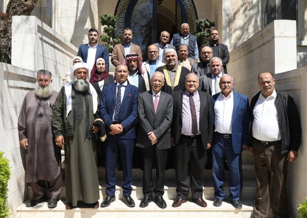 *رئيس الديوان الملكي يلتقي وفدا من وجهاء ومخاتير ولجنة خدمات مخيم إربد*