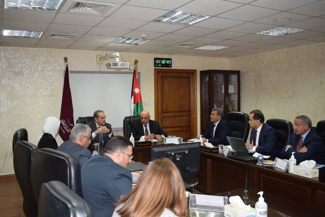 الخدمة والإدارة العامة تتابع مشروع وصف وتصنيف الوظائف مع وزارتي الصحة والمياه