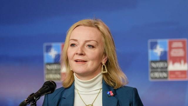 ليز تروس في كتابها الجديد: بايدن مارس النفاق والجهل