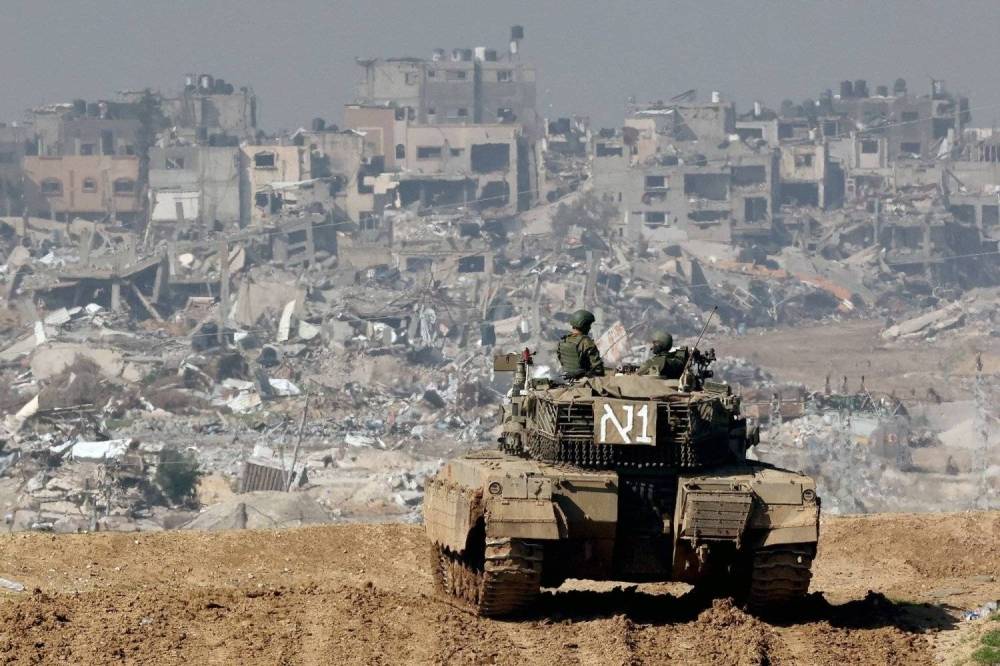 قصف مدفعي مكثف على جنوبي مدينة غزة في اليوم الـ195 من العدوان