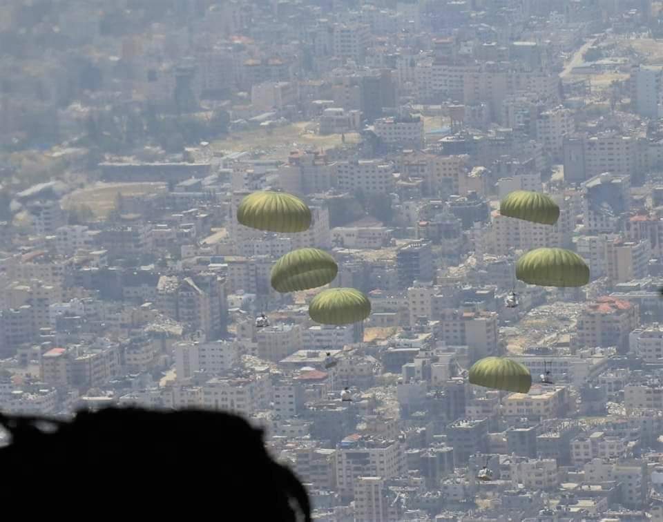 القوات المسلحة الأردنية تنفذ 7 إنزالات جوية بمشاركة دولية على شمال قطاع غزة...صور