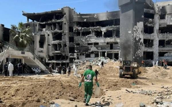 العثور على مقبرتين لشهداء في مجمع الشفاء الطبي في غزة