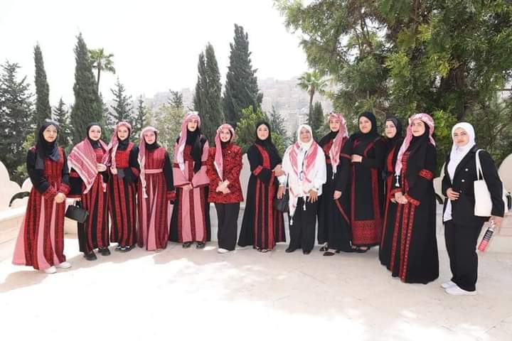 شابات عجلون النموذجي ينفذ زيارة قصر رغدان العامر