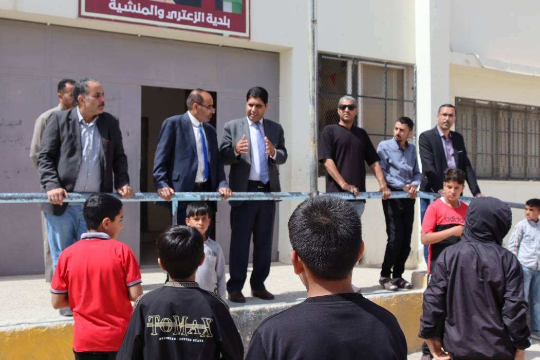 الشرفات يتفقد مدارس منشية السلطة