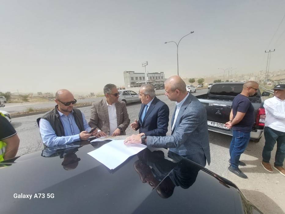 أبو السمن يعلن  انطلاق العمل بمشروع تحسين وإعادة تأهيل طريق الحزام الدائري ...صور